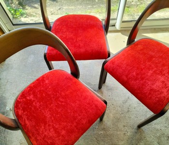 3 chaises rouges